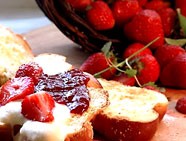 Grzanki z chałki z mascarpone i truskawkami. Pycha!